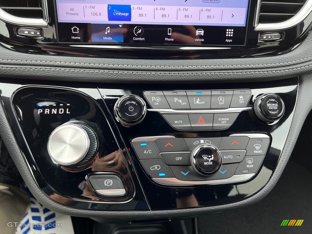 2023 Chrysler Pacifica Touring L AWD Controls Photos