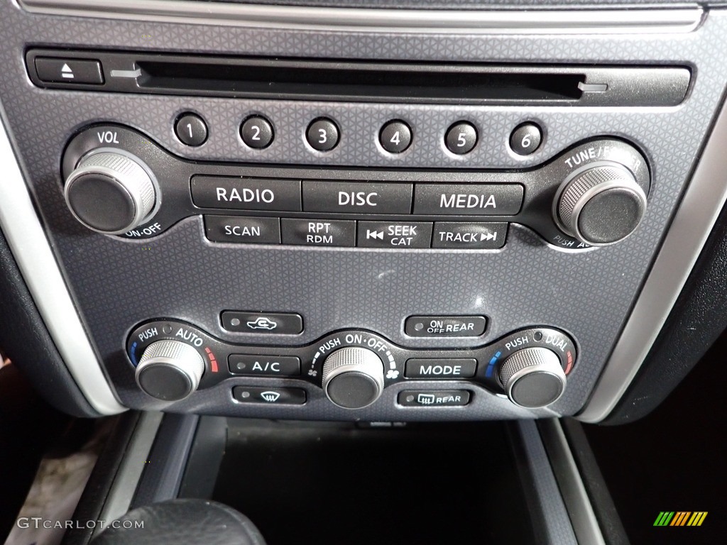 2018 Nissan Pathfinder SL Controls Photos