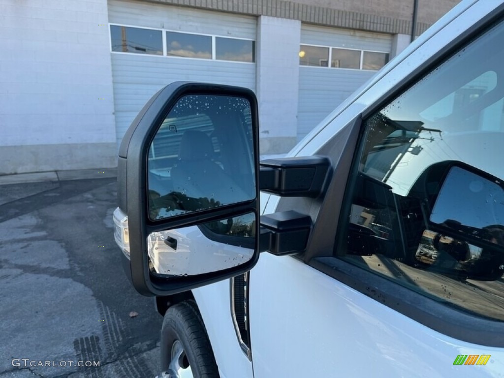 2022 F350 Super Duty XL Crew Cab 4x4 - Oxford White / Medium Earth Gray photo #32