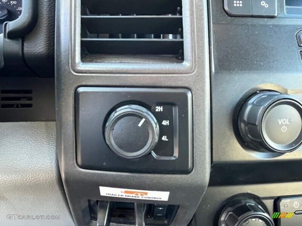 2022 F350 Super Duty XL Crew Cab 4x4 - Oxford White / Medium Earth Gray photo #35