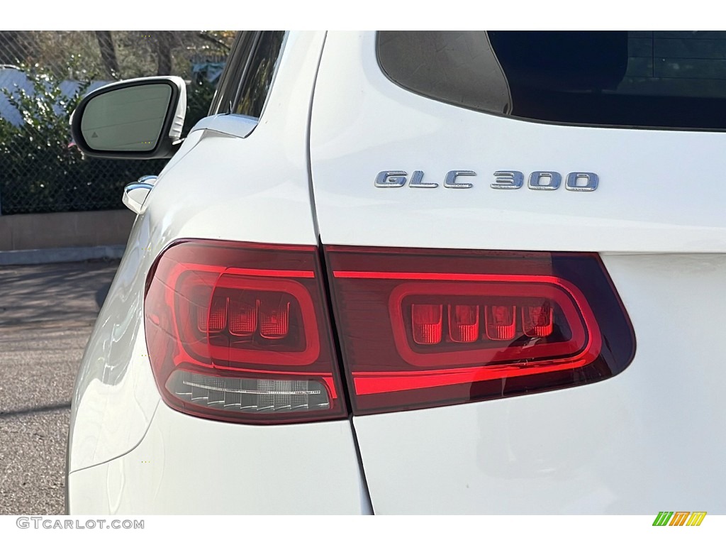 2022 Mercedes-Benz GLC 300 Marks and Logos Photos