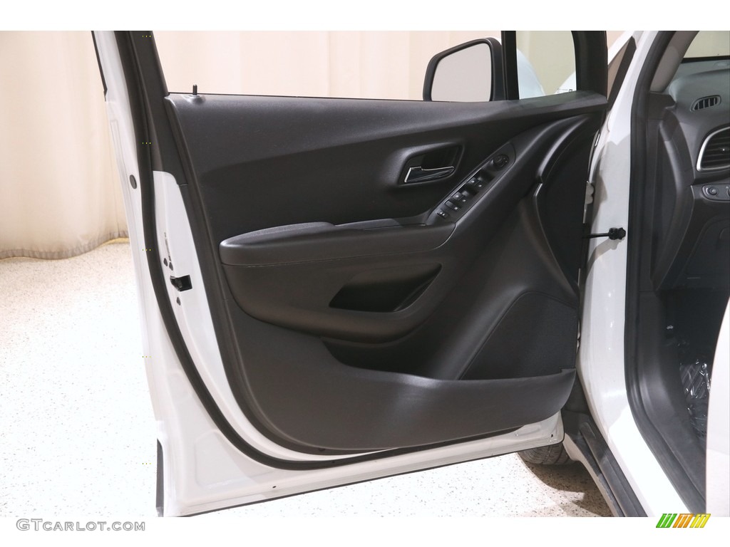 2020 Trax LT - Summit White / Jet Black photo #4