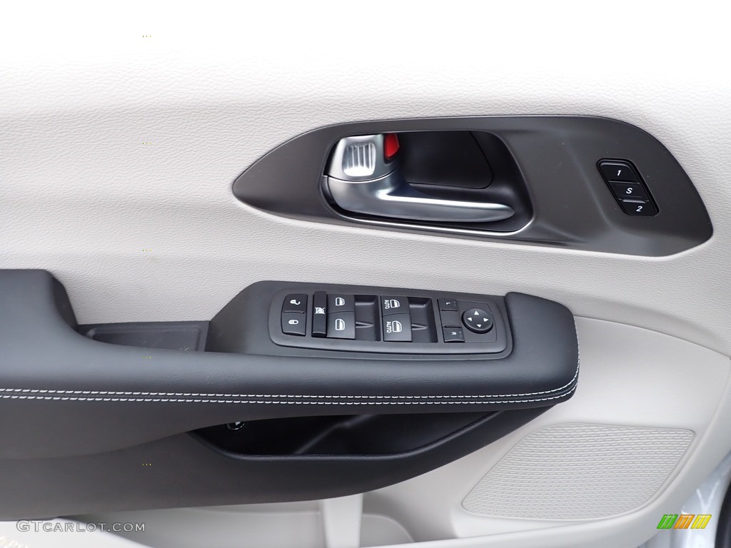 2023 Chrysler Pacifica Hybrid Touring L Door Panel Photos