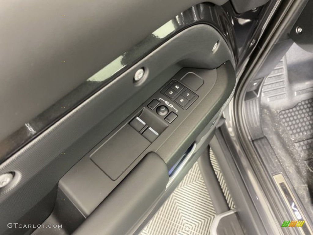 2023 Land Rover Defender 90 V8 Door Panel Photos