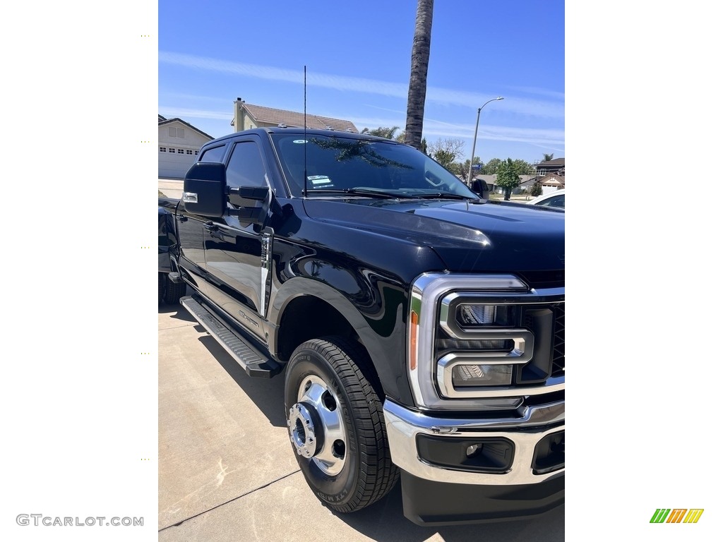 2023 F350 Super Duty Lariat Crew Cab 4x4 - Agate Black Metallic / Black Onyx photo #12