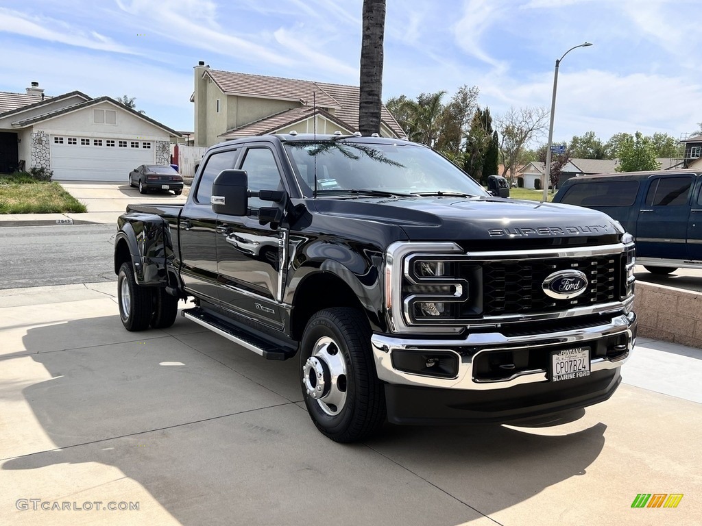 2023 F350 Super Duty Lariat Crew Cab 4x4 - Agate Black Metallic / Black Onyx photo #13