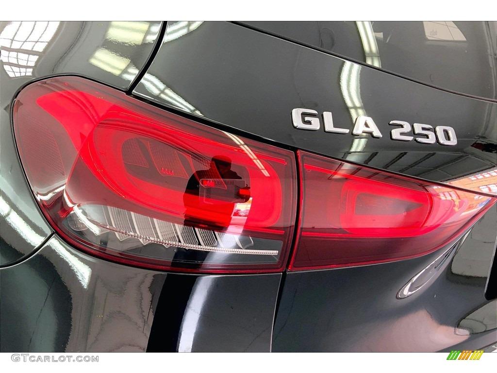 2021 GLA 250 - Cosmos Black Metallic / Black photo #29