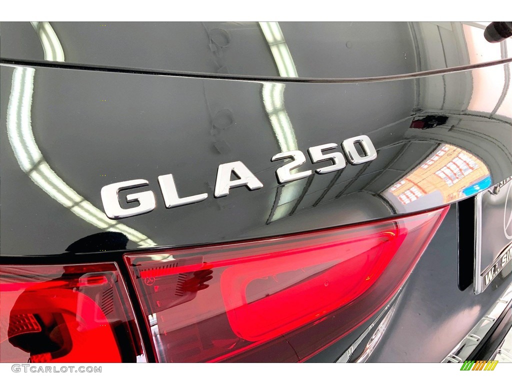 2021 GLA 250 - Cosmos Black Metallic / Black photo #31