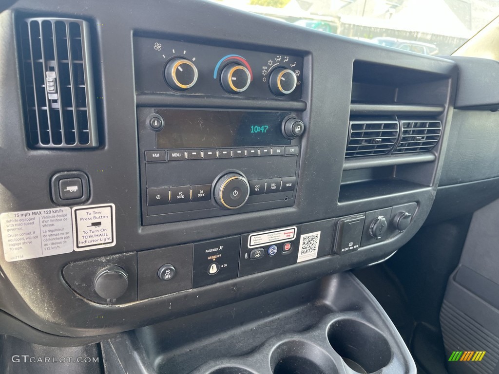 2018 GMC Savana Cutaway 3500 Commercial Moving Truck Controls Photos