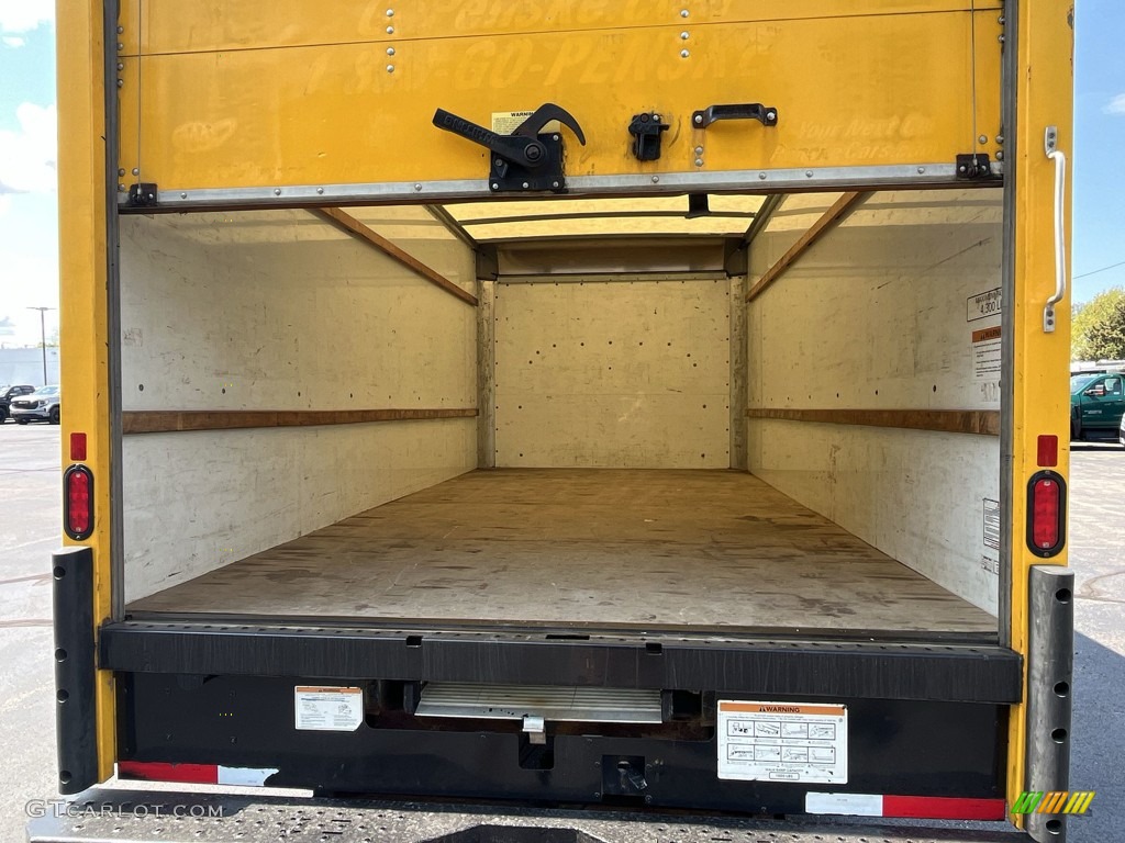 2018 Savana Cutaway 3500 Commercial Moving Truck - Yellow / Medium Pewter photo #12