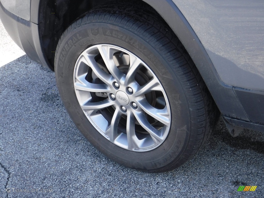 2020 Cherokee Latitude Plus 4x4 - Sting-Gray / Black photo #3