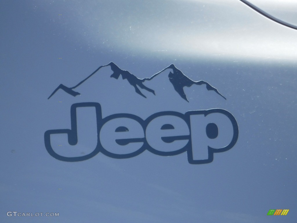 2020 Cherokee Latitude Plus 4x4 - Sting-Gray / Black photo #4