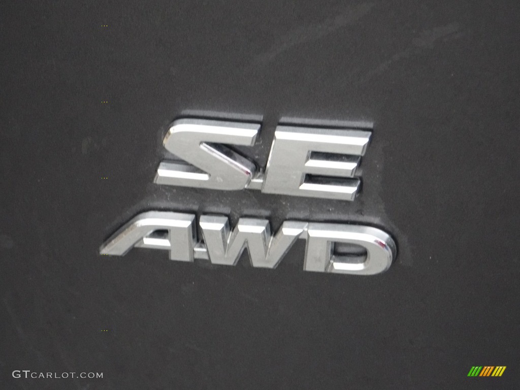 2018 Toyota RAV4 SE AWD Marks and Logos Photos