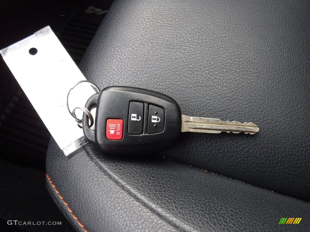 2018 Toyota RAV4 SE AWD Keys Photo #146095563