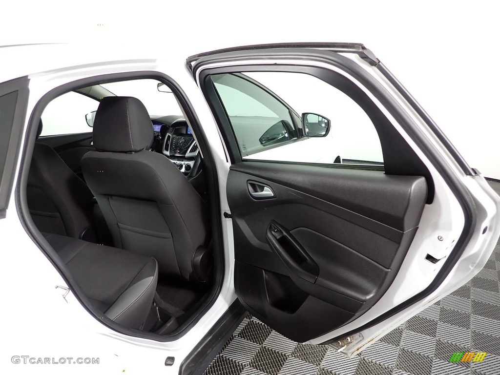 2013 Focus SE Sedan - Oxford White / Charcoal Black photo #26
