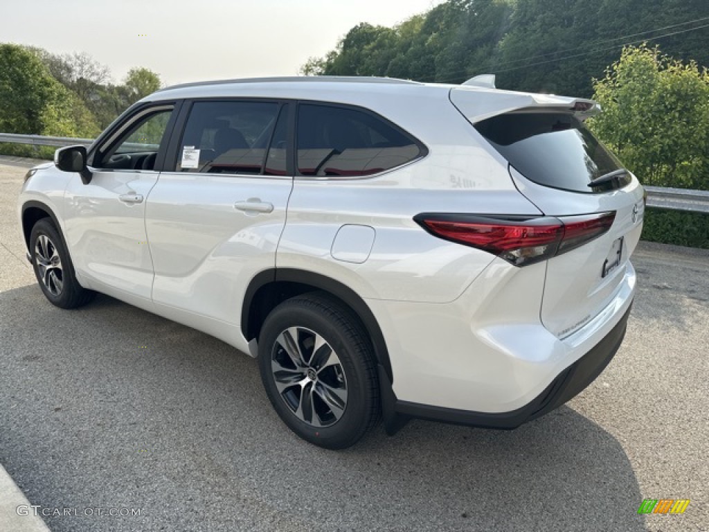 2023 Highlander XLE - Wind Chill Pearl / Graphite photo #2
