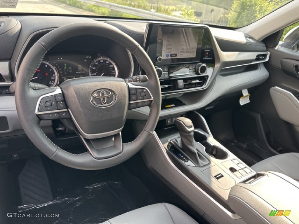 2023 Highlander XLE - Wind Chill Pearl / Graphite photo #3