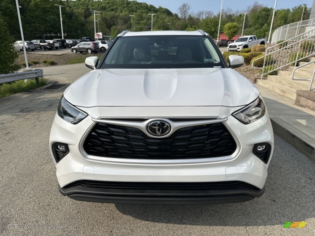 2023 Highlander XLE - Wind Chill Pearl / Graphite photo #6