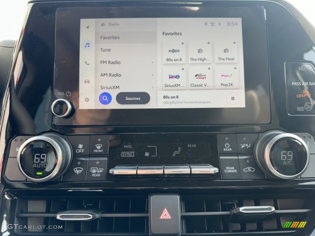 2023 Highlander XLE - Wind Chill Pearl / Graphite photo #11