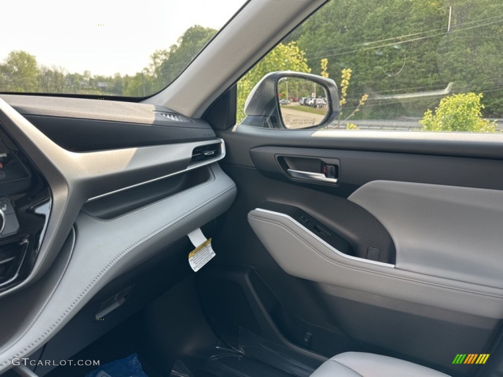 2023 Highlander XLE - Wind Chill Pearl / Graphite photo #13