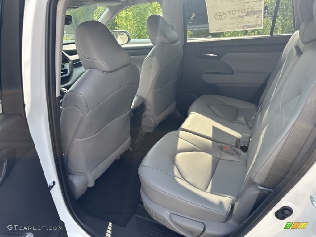 2023 Highlander XLE - Wind Chill Pearl / Graphite photo #19