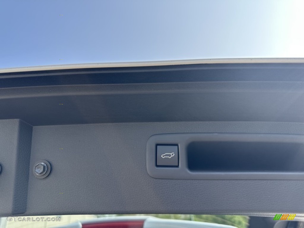 2023 Highlander XLE - Wind Chill Pearl / Graphite photo #23