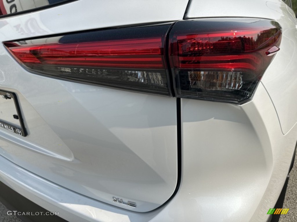 2023 Highlander XLE - Wind Chill Pearl / Graphite photo #25