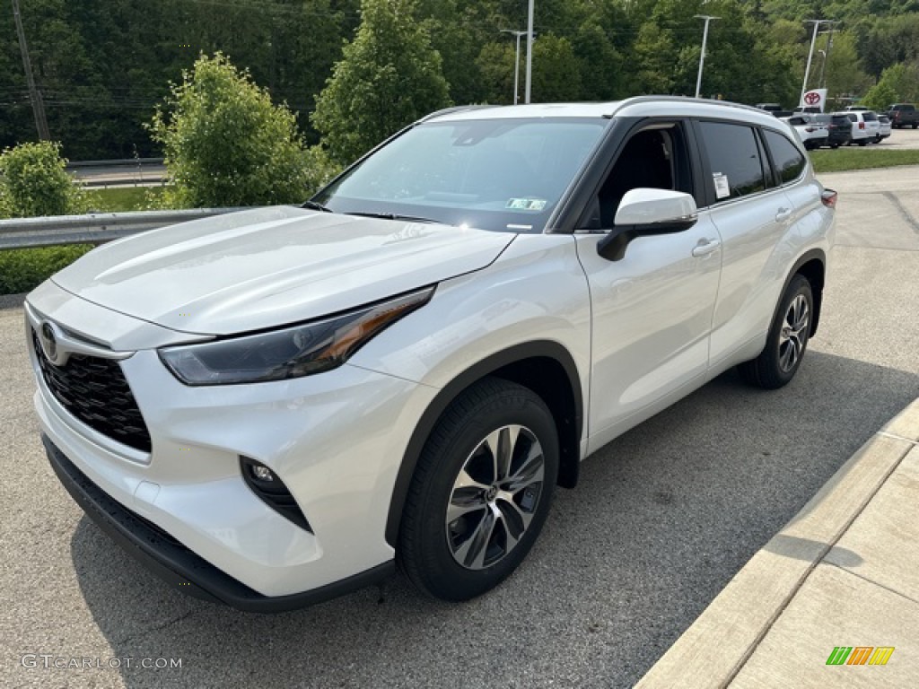2023 Highlander XLE - Wind Chill Pearl / Black photo #7