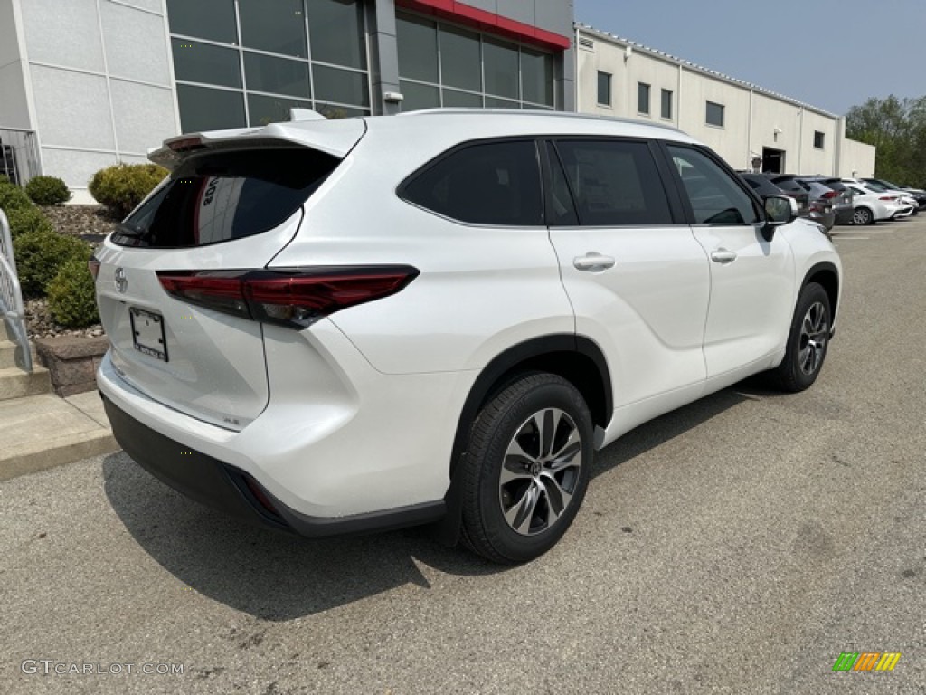 2023 Highlander XLE - Wind Chill Pearl / Black photo #9