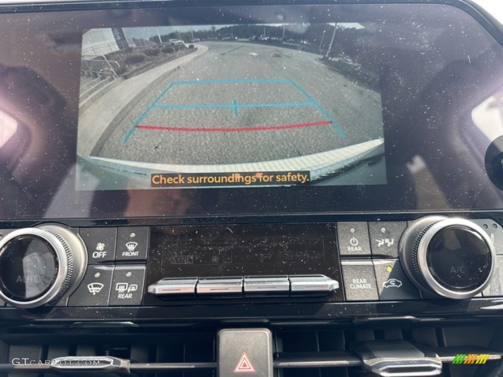 2023 Highlander XLE - Wind Chill Pearl / Black photo #16
