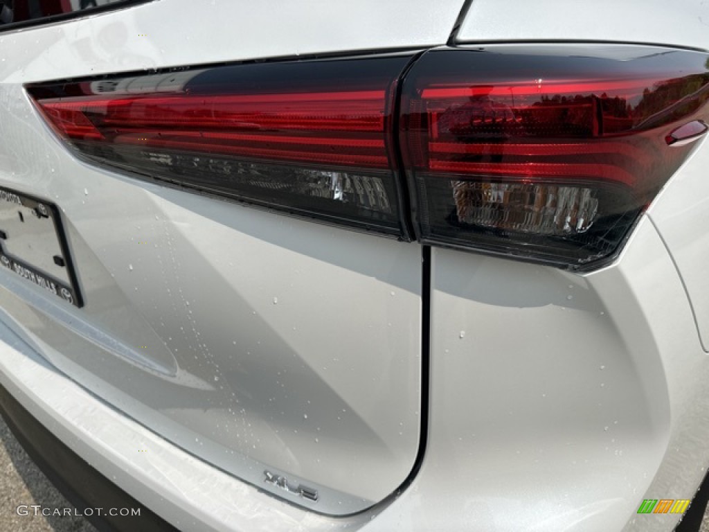 2023 Highlander XLE - Wind Chill Pearl / Black photo #23