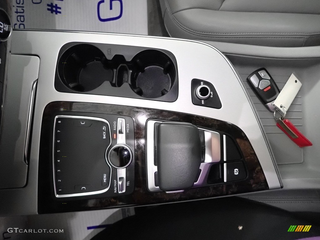 2019 Audi Q7 45 Premium Plus quattro Controls Photos