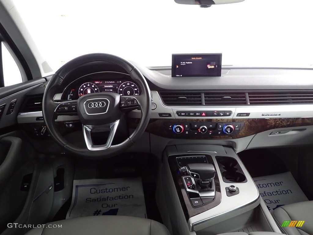 2019 Audi Q7 45 Premium Plus quattro Dashboard Photos