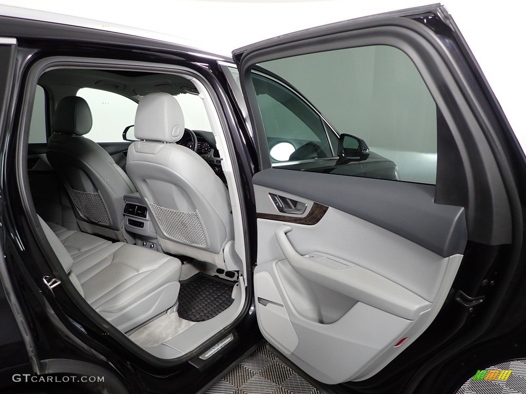 2019 Audi Q7 45 Premium Plus quattro Door Panel Photos