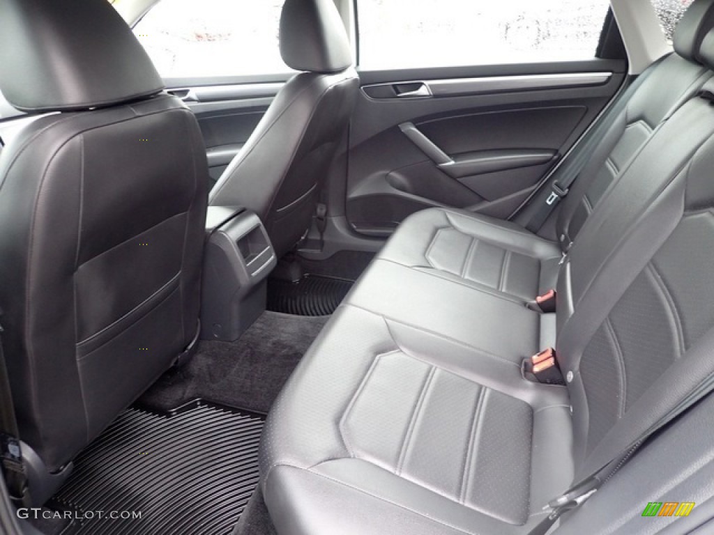 2018 Volkswagen Passat R-Line Rear Seat Photos
