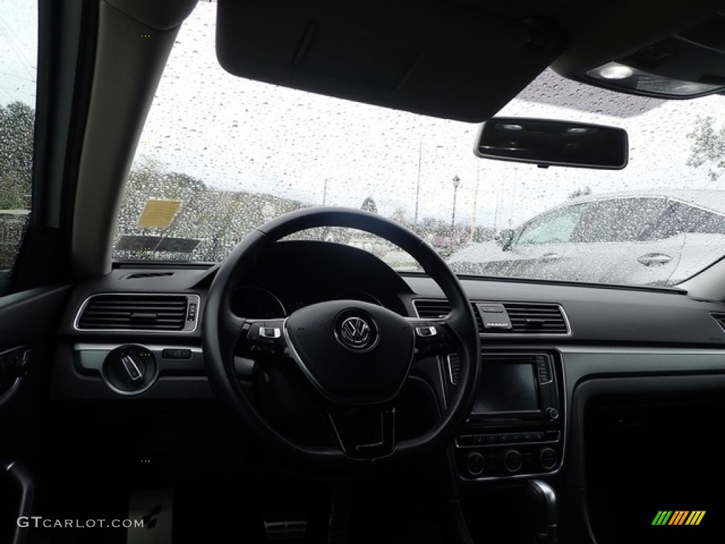 2018 Passat R-Line - Pure White / Titan Black photo #11