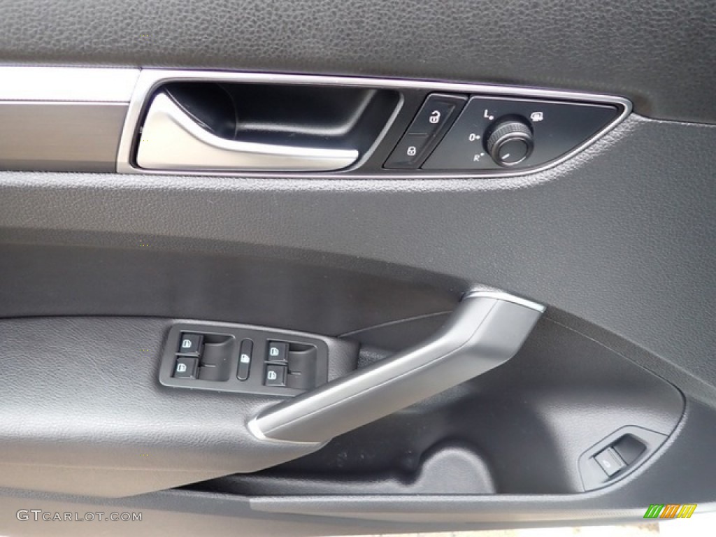 2018 Volkswagen Passat R-Line Titan Black Door Panel Photo #146105950