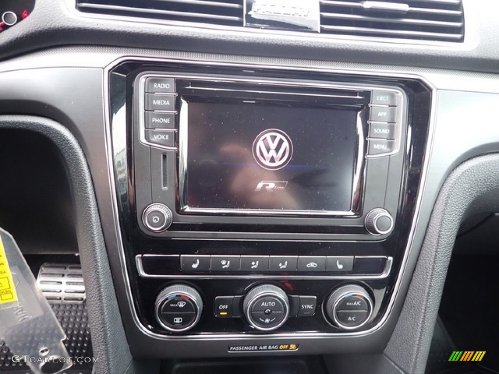2018 Passat R-Line - Pure White / Titan Black photo #16