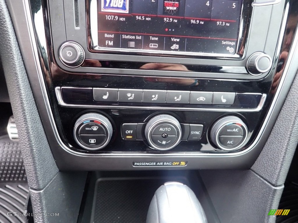 2018 Volkswagen Passat R-Line Controls Photos