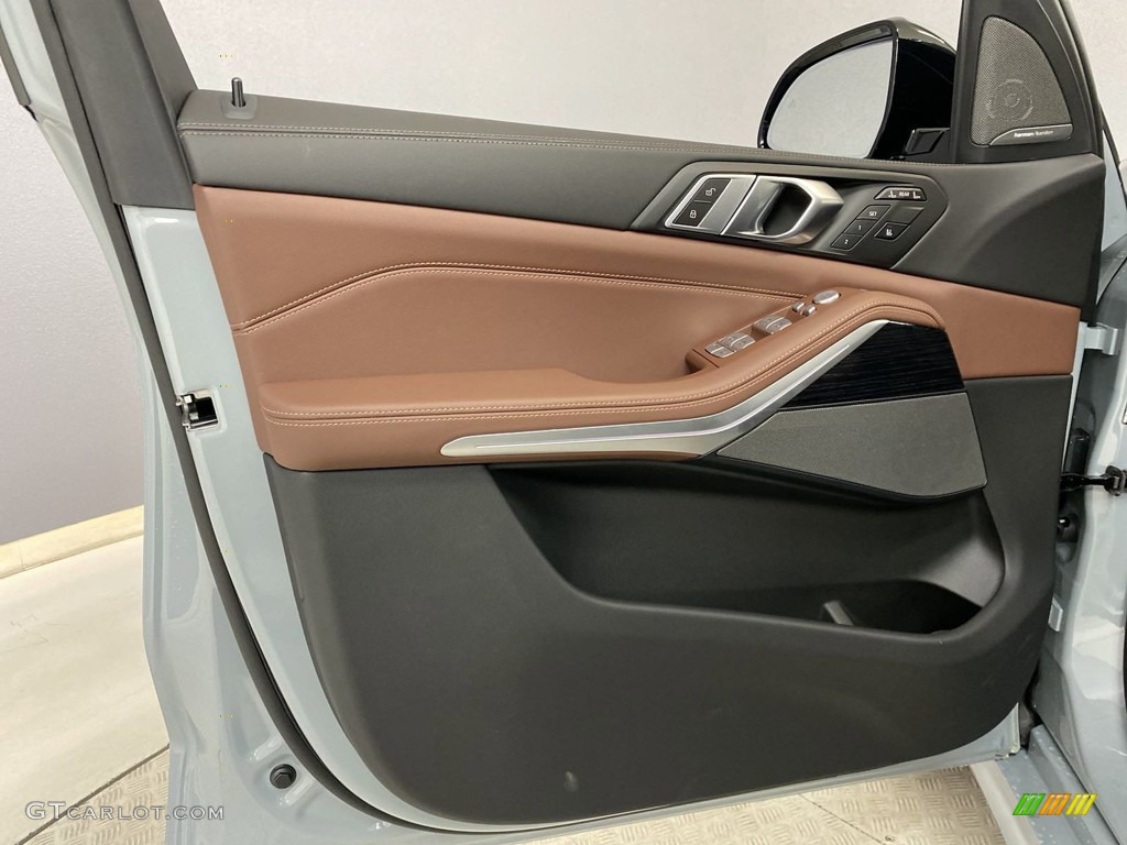 2024 BMW X7 xDrive40i Coffee Door Panel Photo #146106718