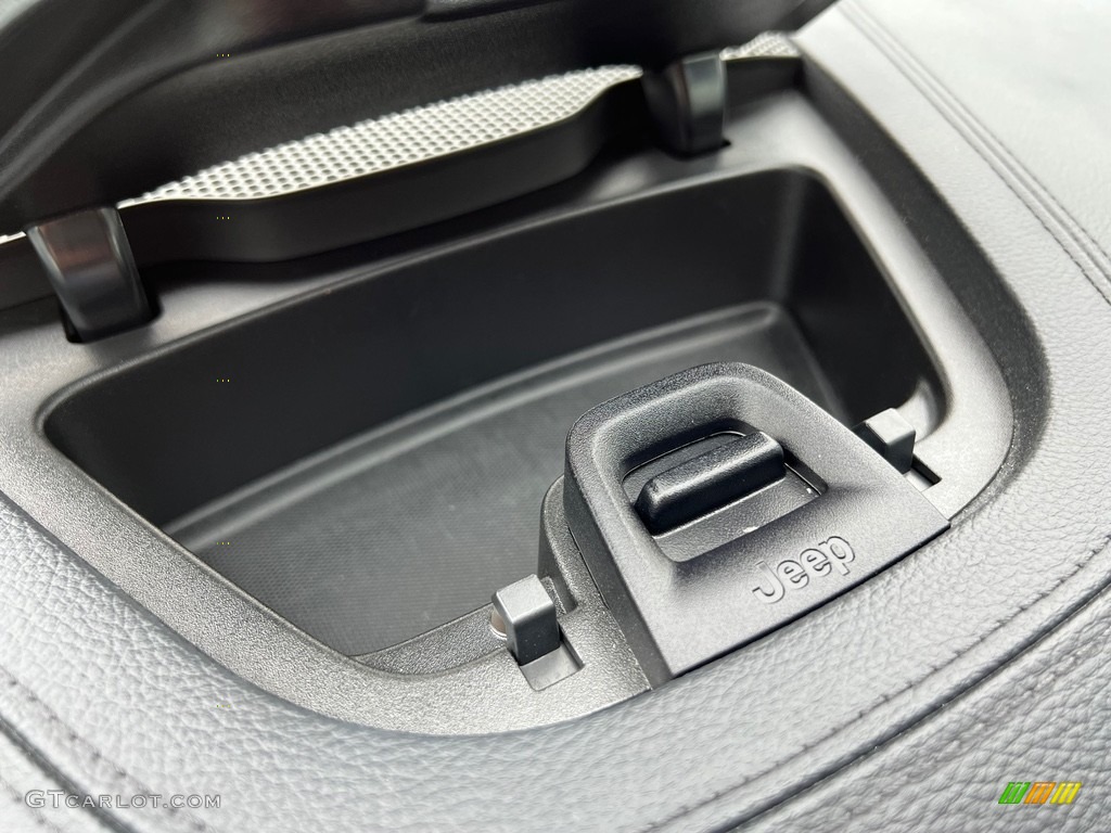 2019 Cherokee Latitude Plus 4x4 - Bright White / Black photo #20