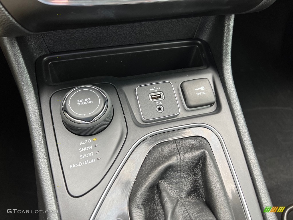 2019 Jeep Cherokee Latitude Plus 4x4 Controls Photo #146123078