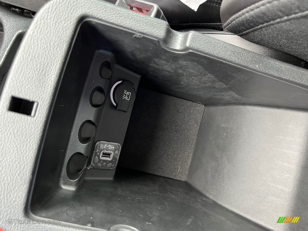 2019 Cherokee Latitude Plus 4x4 - Bright White / Black photo #27