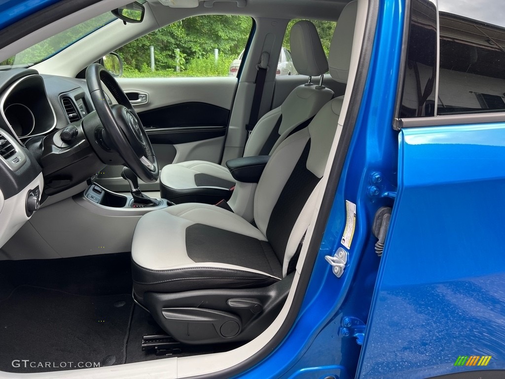 Black/Ski Gray Interior 2019 Jeep Compass Latitude Photo #146123489