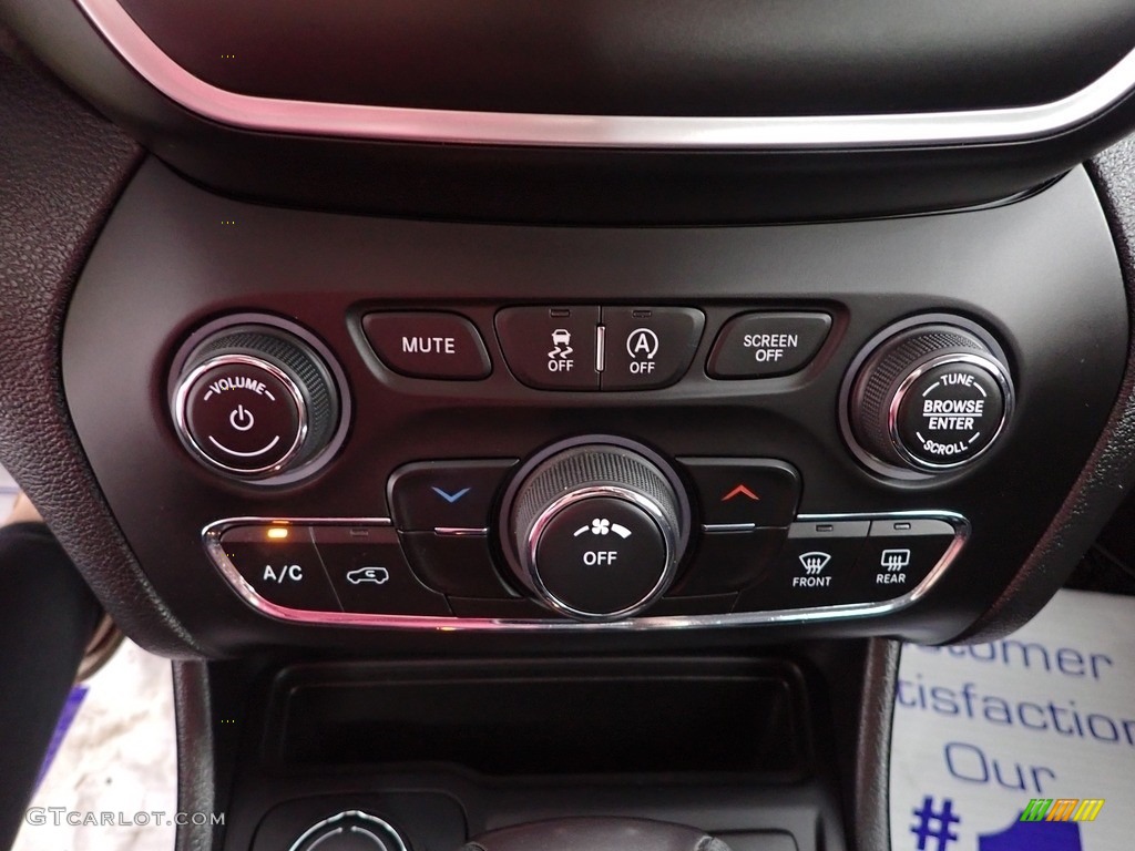 2019 Cherokee Latitude 4x4 - Velvet Red Pearl / Black photo #19