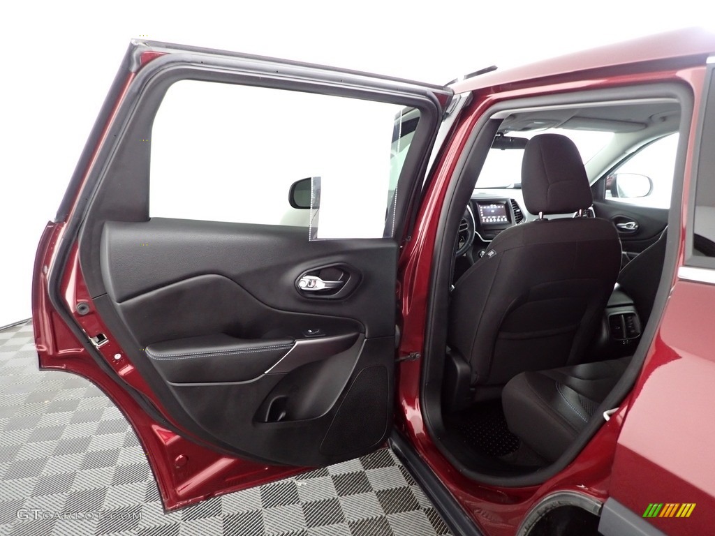 2019 Cherokee Latitude 4x4 - Velvet Red Pearl / Black photo #22