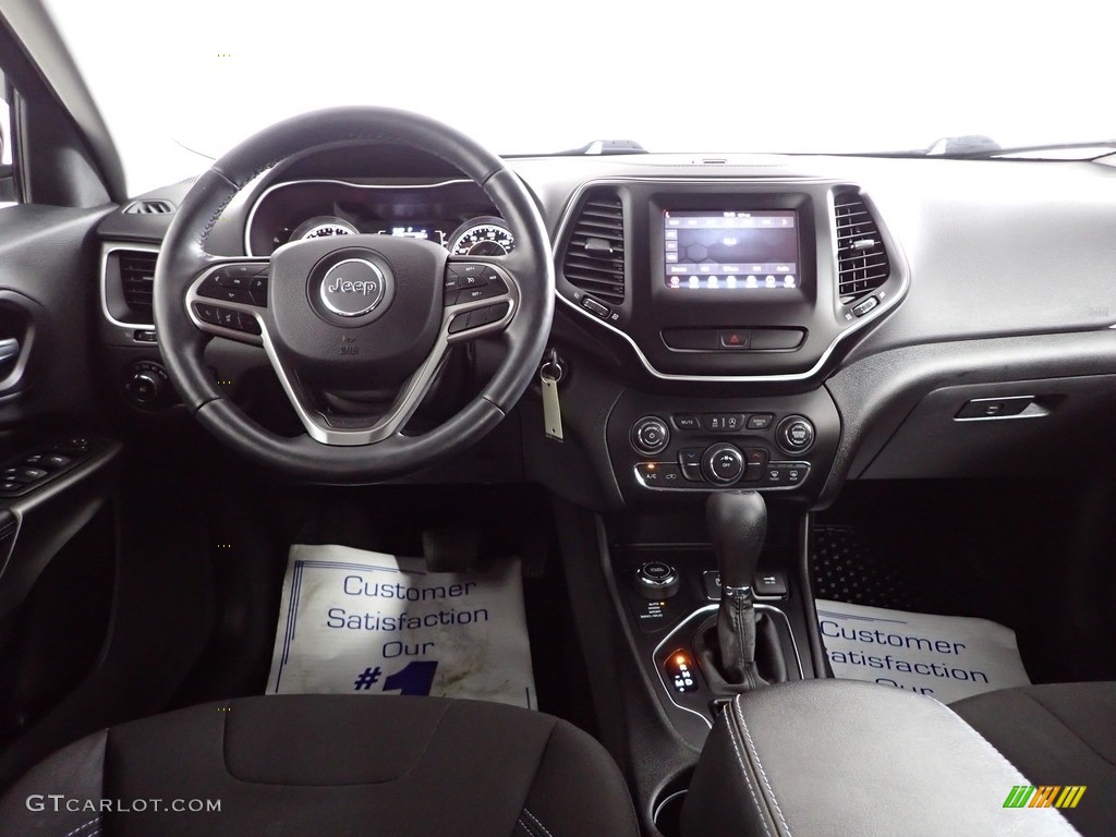 2019 Cherokee Latitude 4x4 - Velvet Red Pearl / Black photo #24