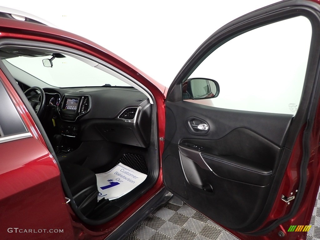 2019 Cherokee Latitude 4x4 - Velvet Red Pearl / Black photo #25
