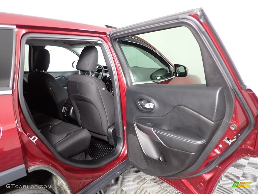 2019 Cherokee Latitude 4x4 - Velvet Red Pearl / Black photo #27