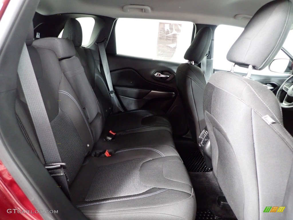 2019 Cherokee Latitude 4x4 - Velvet Red Pearl / Black photo #28